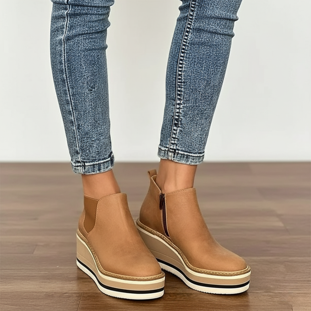 Dámske členkové topánky s klinovým podpätkom a okrúhlou špičkou