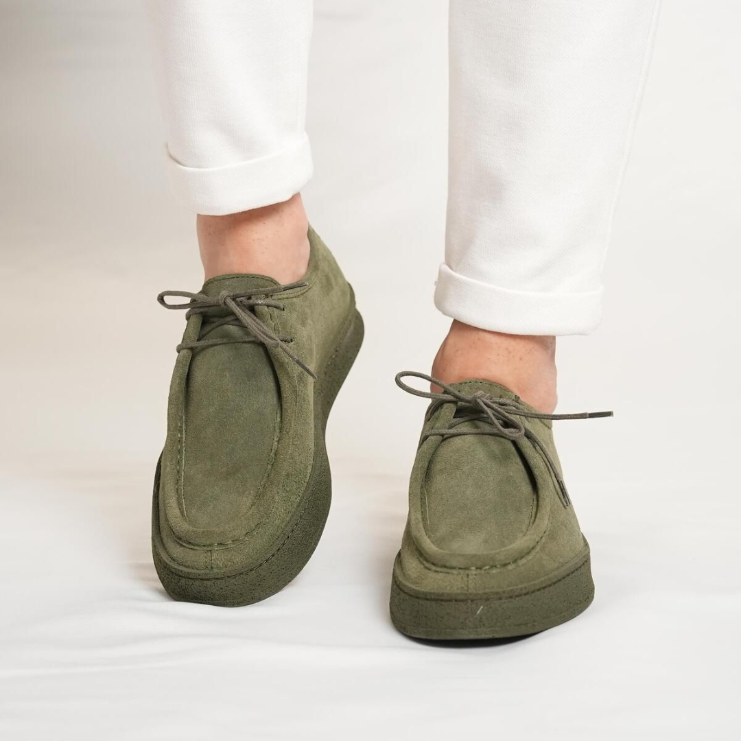 Klasické ručne vyrábané semišové topánky na bežné nosenie