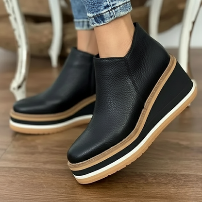 Dámske členkové topánky s klinovým podpätkom a okrúhlou špičkou